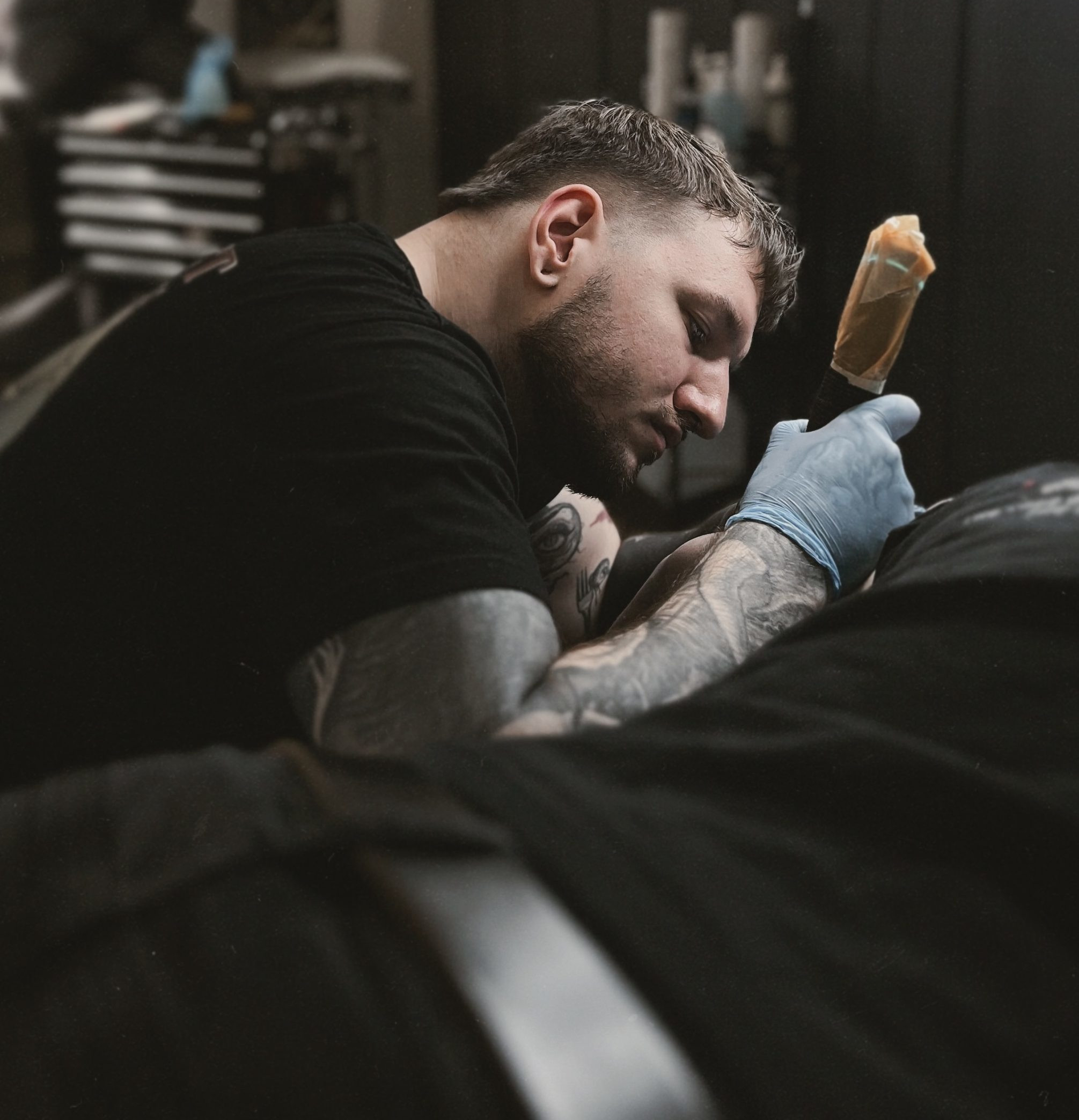 Tatuator neotradycyjny podczas sesji tatuażu